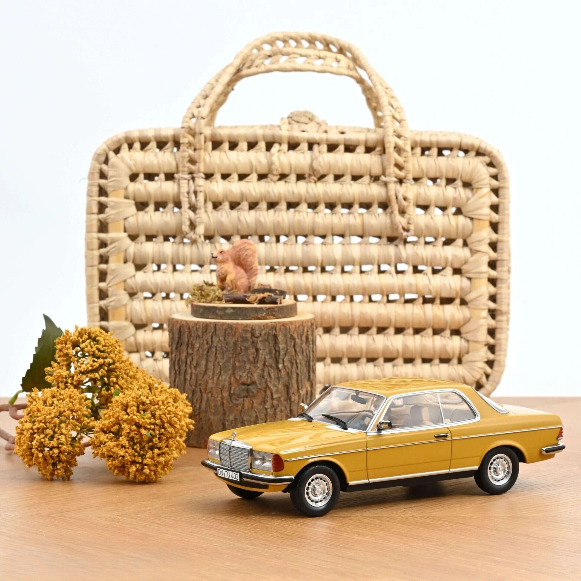 1:18 Norev 1980 Mercedes Benz 280 CE C123 Sahara Yellow 183985