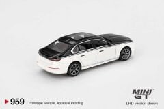 Mini GT 1/64 BMW i7 xDrive60 Alpine White / Black Sapphire MGT00959