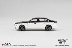Mini GT 1/64 BMW i7 xDrive60 Alpine White / Black Sapphire MGT00959